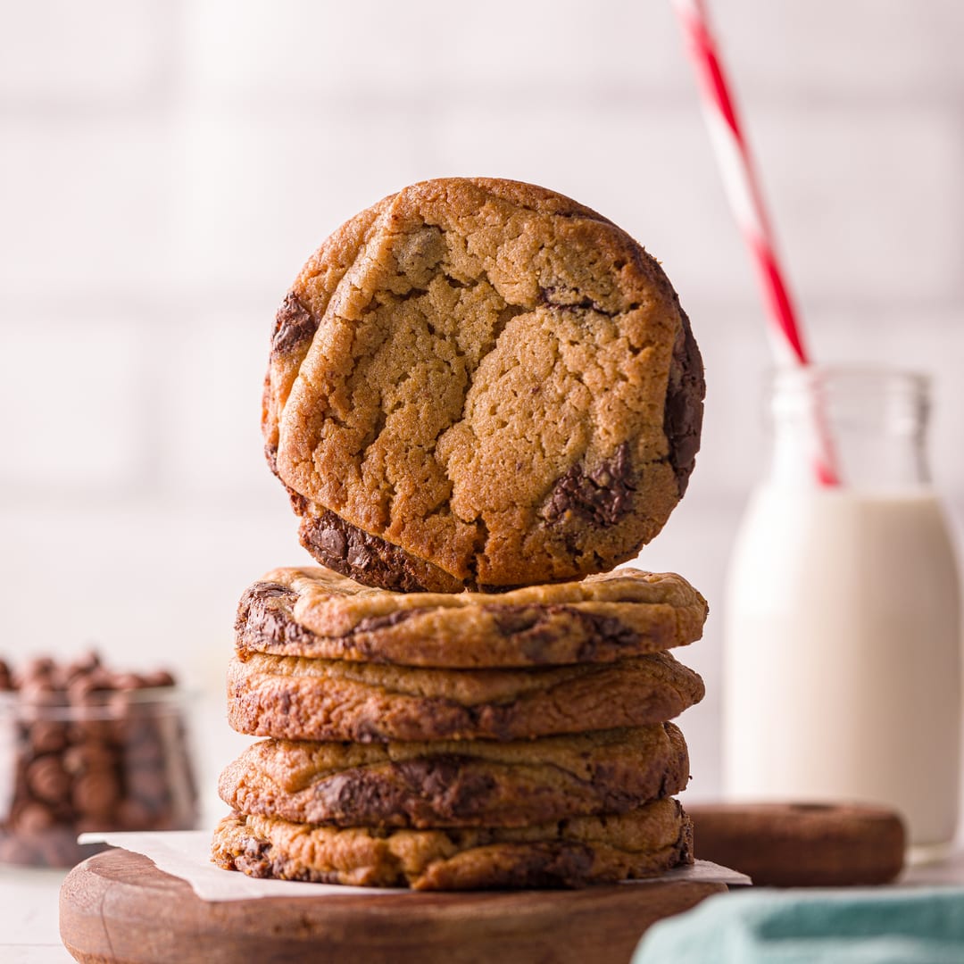 Pilha de cookies Monkey com garrafa de leite e canudo vermelho