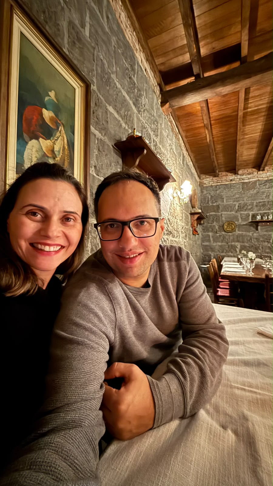 André, chef e fundador da Monkey Cookie, ao lado da esposa em um jantar